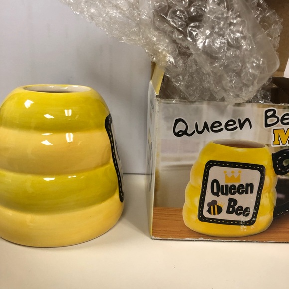 NWOT ceramic Queen Bee coffee mug - Picture 3 of 4